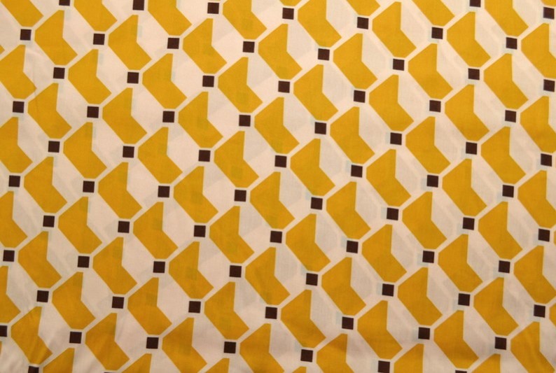 RÅVITT VISCOSETYG MED GULT GEOMETRISKT TRYCK