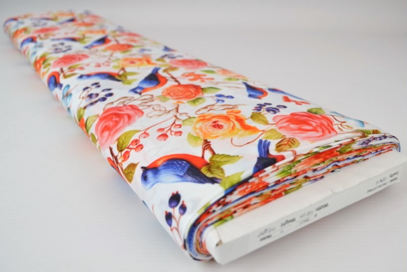 VITT VISCOSETYG MED FÅGLAR OCH ROSOR - DIGITAL TRYCK