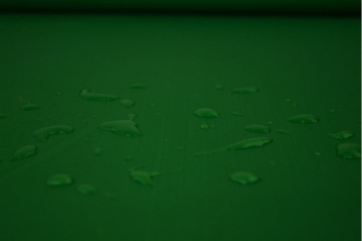 RÖD LÄTT VATTENTÄT POLYESTER – SLITSTARK & SNABBTORKANDE