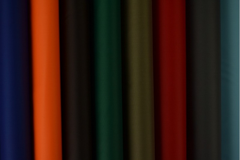 MÖRK GRÖN LÄTT VATTENTÄT POLYESTER – SLITSTARK & SNABBTORKANDE